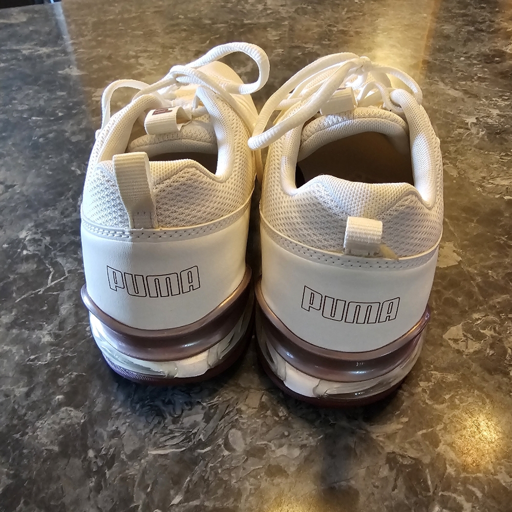 Wome s Puma size 10 worn once around my house.